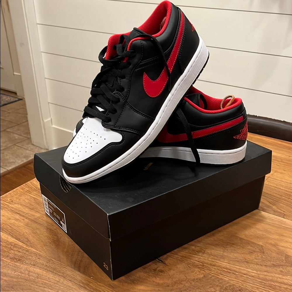 Nike Men's Black and Red Sneakers Air Jordan 1